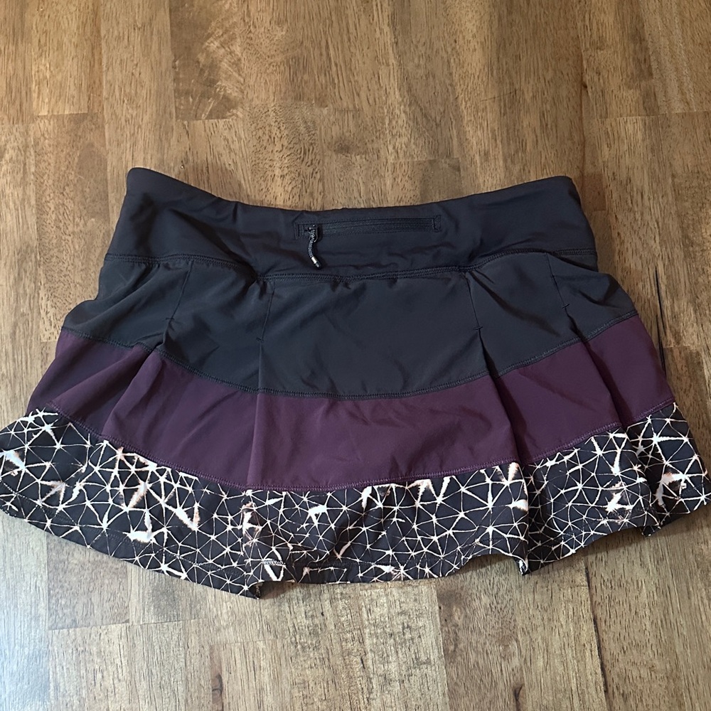lululemon athletica Black and Plum Circle Running Skort. Size 8 - Picture 5 of 8
